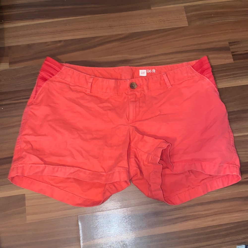 GAP size 6 maternity shorts